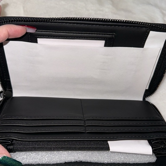 Betsey Johnson skull and crossbones zip wallet/wristlet. ☠️ - Picture 7 of 10